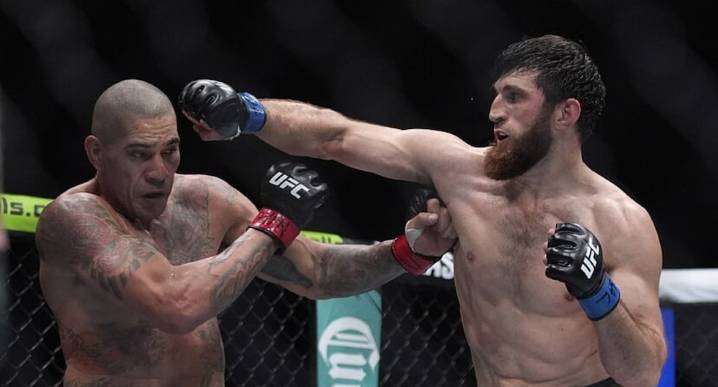 UFC 320: Alex Poatan Pereira noqueó a Magomed Ankalaev de brutal manera y volvió a ser campeón