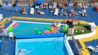 Así es la trilogía ‘Dímelo’, cuyo rodaje levanta expectación en el Club del Mar de San Amaro y se estrena en Prime