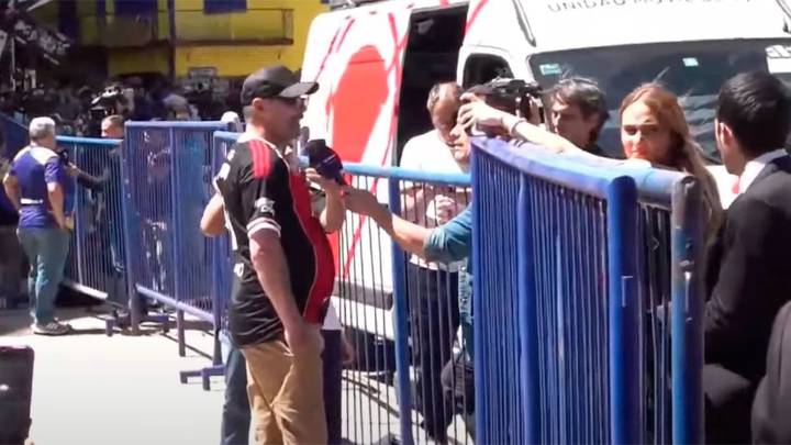 Sin colores de por medio: un hincha de River fue a despedir a Miguel Ángel Russo