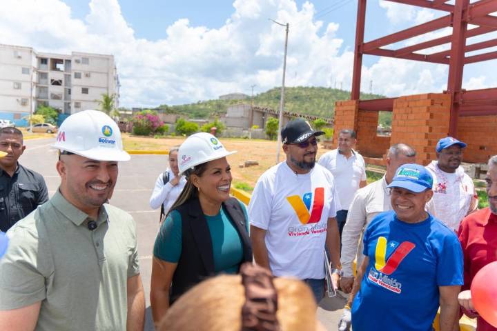 Gobernadora Yulisbeth García inspeccionó proyectos habitacionales en Caroní
