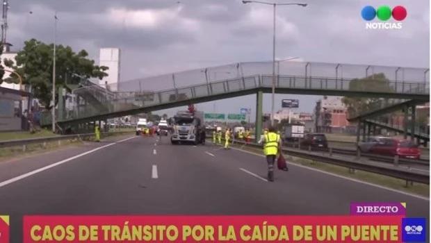Un camión chocó y provocó el derrumbe de un puente peatonal sobre la avenida General Paz