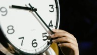 Un experto explica por qué es aconsejable mantener el cambio de hora en España: "Funciona como un amortiguador social"