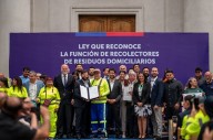 Boric promulga ley que reconoce derechos y dignidad de los recolectores de residuos en Chile