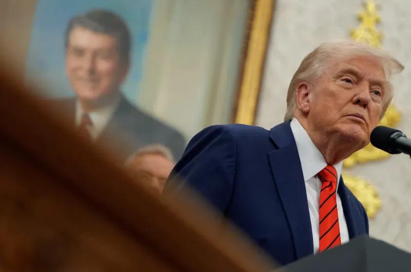 Escala la guerra comercial: Trump anuncia aranceles del 100% a productos chinos