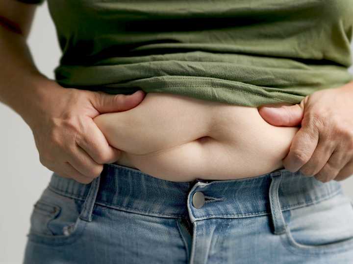 Los ejercicios más efectivos para entrenar los abdominales de pie y perder barriga