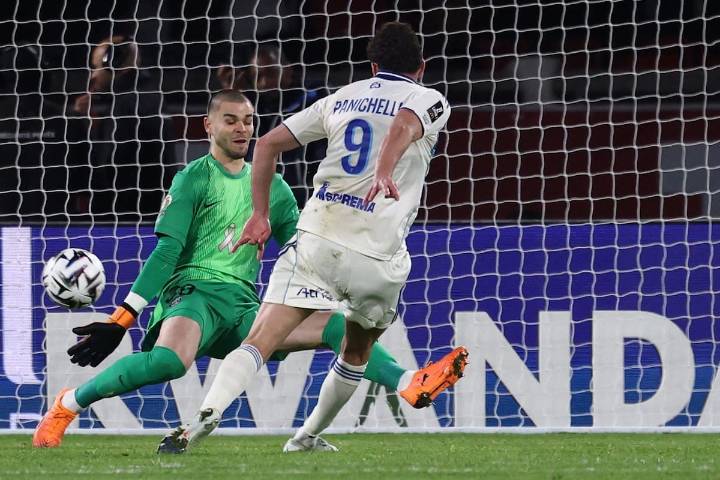Dos argentinos brillaron. Un 9 goleador y una gran asistencia en el empate 3