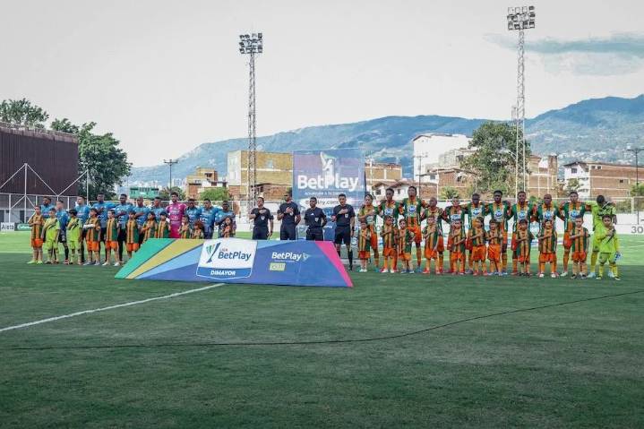 Envigado, primer descendido del fútbol colombiano para 2026 tras caer ante Bucaramanga