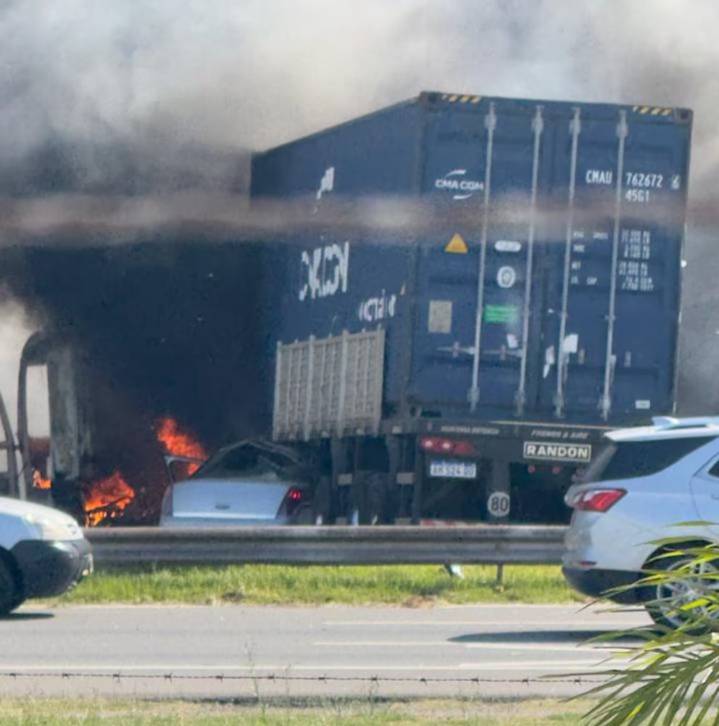 Trágico choque en Panamericana entre dos camiones y dos autos: hay al menos tres muertos