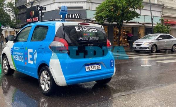 Al auto "caza infractores" no lo frena ni la lluvia: en el centro de La Plata, los doble fila son los más castigados