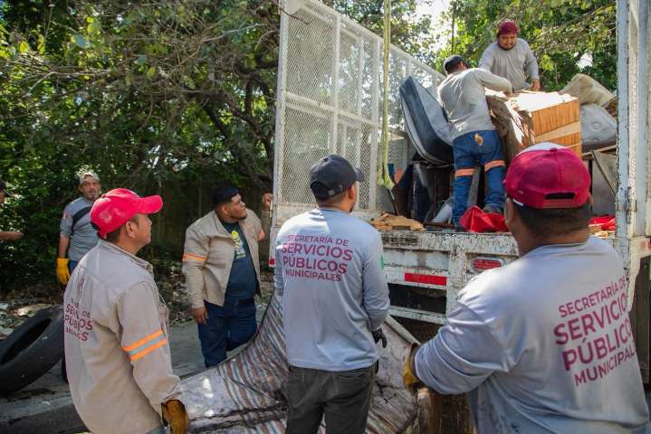 Estefanía Mercado responde con soluciones de descacharrización y desazolve de pozos en la colonia Ejido