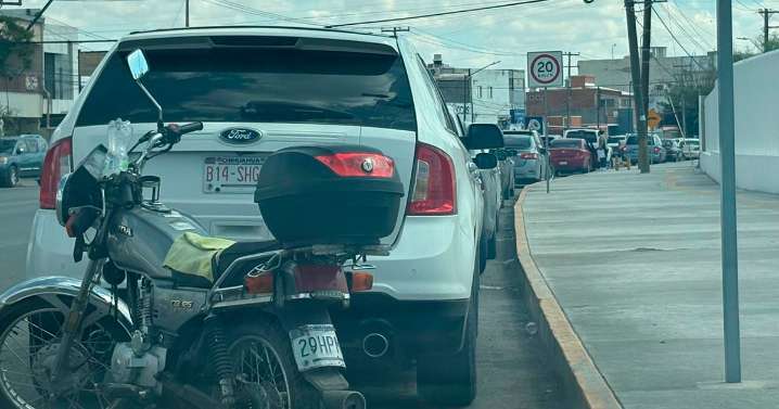 Colapsa el entorno del nuevo Hospital del IMSS: no hay estacionamiento suficiente