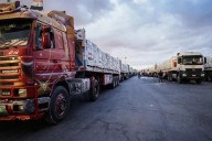 Cientos de camiones con ayuda humanitaria comienzan a entrar a Gaza desde Egipto