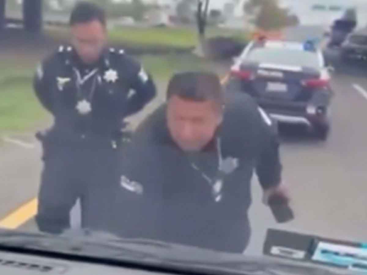 Captan a policías de tránsito intimidando a conductor por ‘mordida’ en Puebla