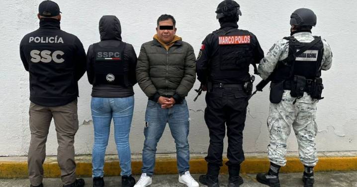 Detienen a Erasmo Carlos "N" presunto integrante de banda de extorsionadores tras cateo en Iztapalapa