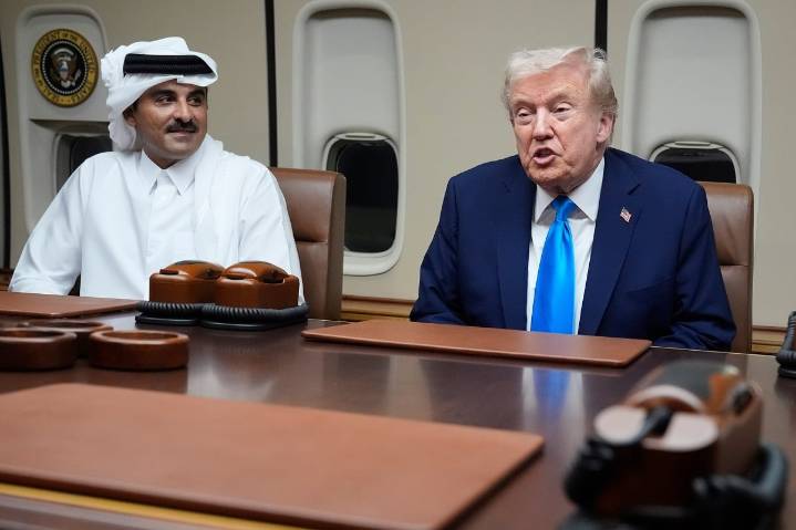 Trump se reúne con el emir y el primer ministro de Qatar en escala en vuelo a Asia