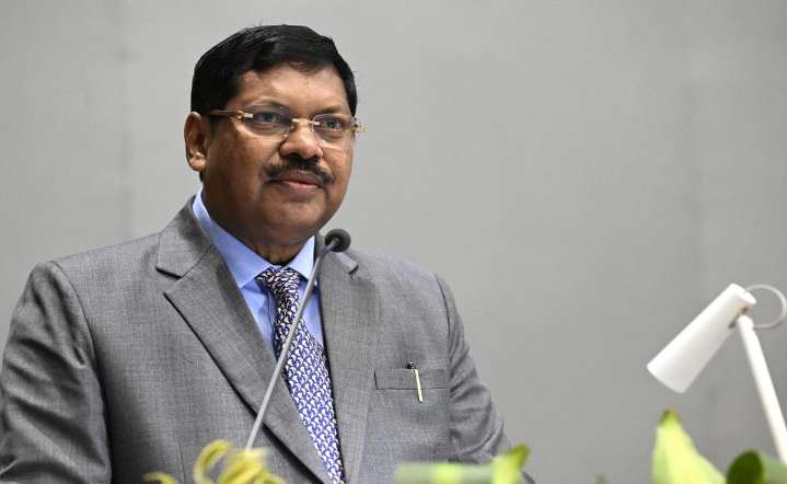 Man hurls shoe at Chief Justice inside Supreme Court; promptly arrested
