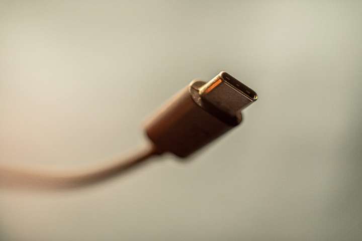 Primero el cargador… ahora el cable USB podría desaparecer de la caja del móvil