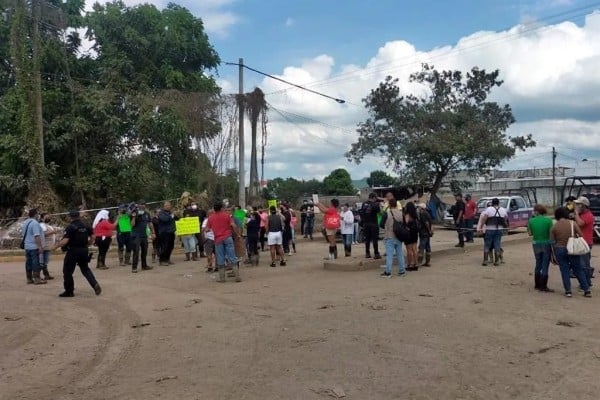 Bloquean habitantes vía en Poza Rica; exigen remover lodo