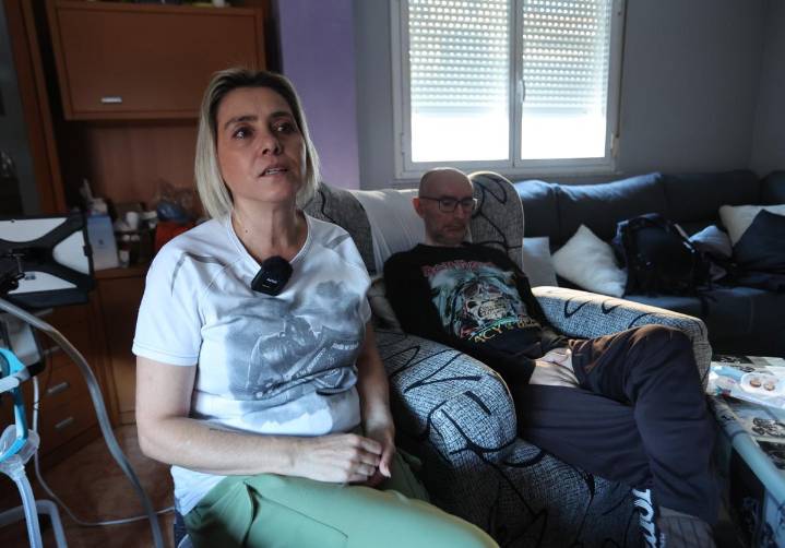 Lourdes Pérez, mujer de un enfermo de ELA en Salamanca: «Es una sentencia de muerte»