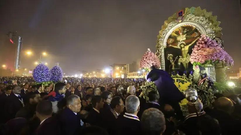 El Señor de los Milagros regresó esta madrugada a la iglesia de Las Nazarenas tras casi 24 horas de procesión
