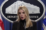 Pam Bondi, fiscal general, critica propuesta demócrata de activar un rastreador alertando sobre ICE