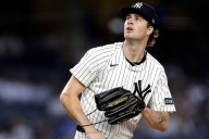 Cam Schlittler, diamante en bruto de Yankees, mantiene en secreto a su novia, pero una pista revelaría su identidad