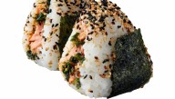 Sushi de quinoa con salmón marinado y semillas de sésamo