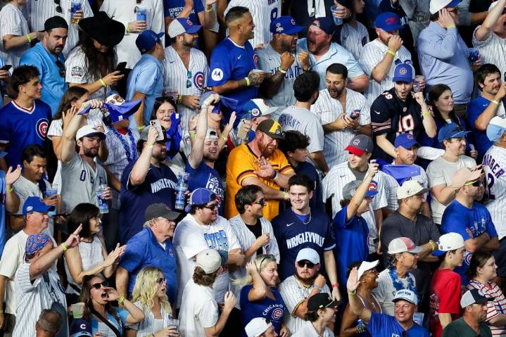 Padres Scene & Heard: Friar faithful flock to Wrigley Field at last minute