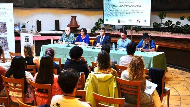 Fiquinineo se consolida como referente patrimonial en Lanzarote en las jornadas ‘Arqueología bajo el Jable’