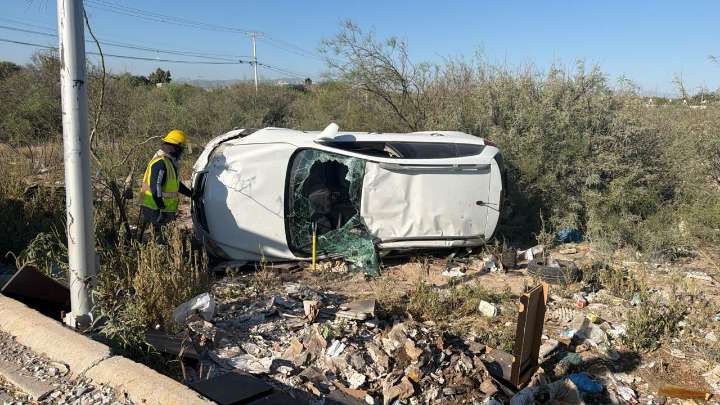 Volcadura de camioneta en Loma Real II genera movilización en Torreón