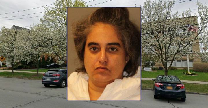 Woman stabbed dad over 'clogged toilet,' then smoked a cigarette while she waited for cops