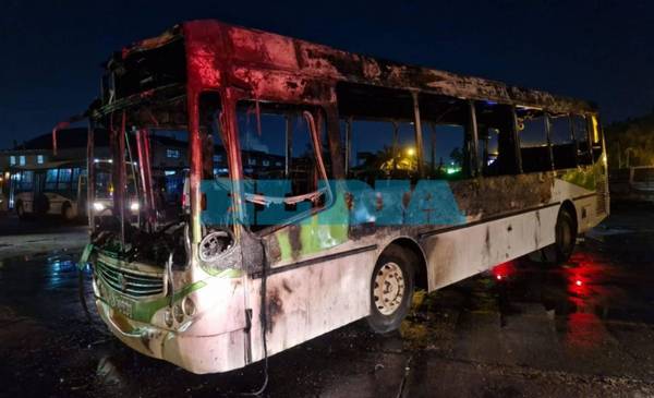 Voraz incendio destruyó tres colectivos en una empresa de Berazategui 