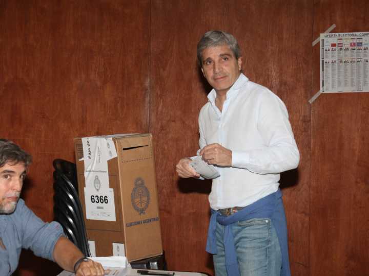 Luis Caputo dijo que "es bueno para el país que se pelee la oposición" y pidió que armen una "alternativa racional" para 2027