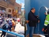 Le lanzaron huevos, conos, sillas y hasta orina: Phillip Butters es recibido con insultos en Juliaca