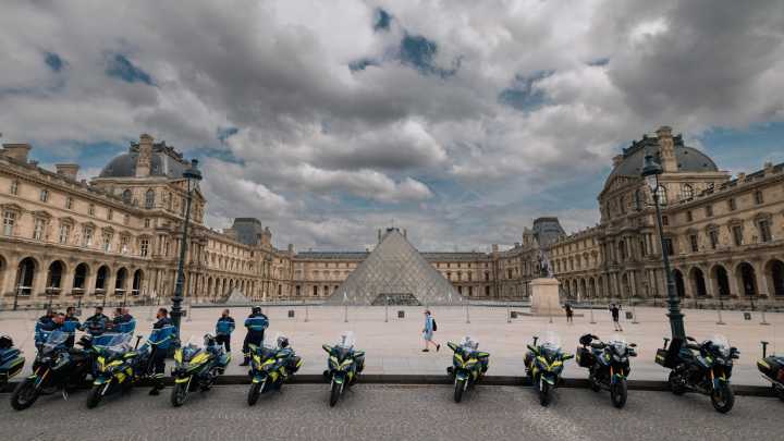 Un atraco sin heridos al Louvre provoca el cierre del museo parisino este domingo