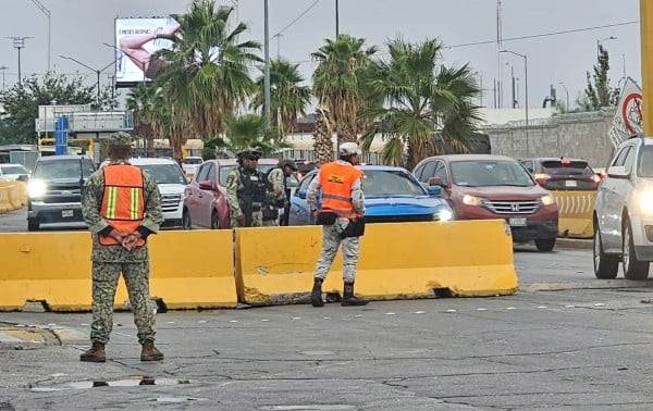 Militares y GN revisan vehículos que regresan por el puente Libre