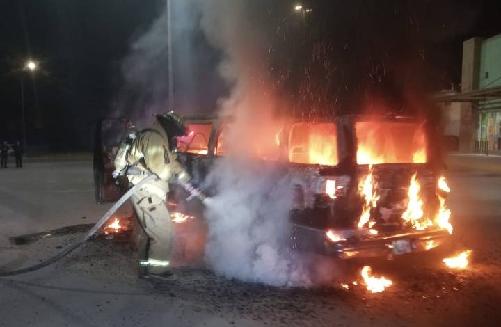 Atiende Protección Civil incendio vehicular en Parajes del Sol