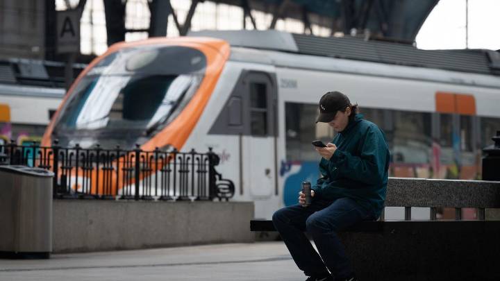 Un 48% de los catalanes suspende el servicio de Rodalies y media distancia, según el CEO