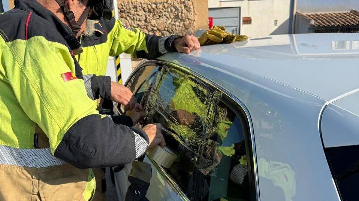 Rescatan una niña encerrada en un coche en el parking de un restaurante en Archena