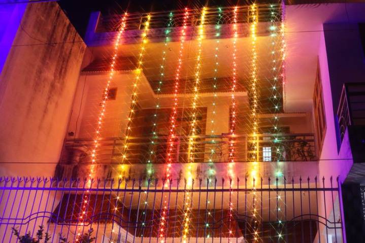 Buy light strings only of firms registered with BIS