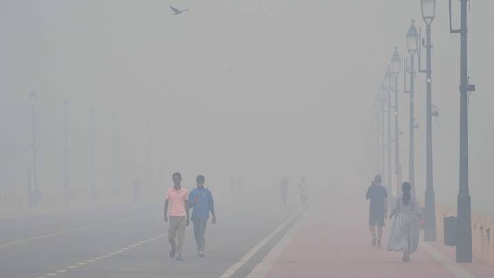 Thick, hazardous smog blankets New Delhi after Diwali fireworks