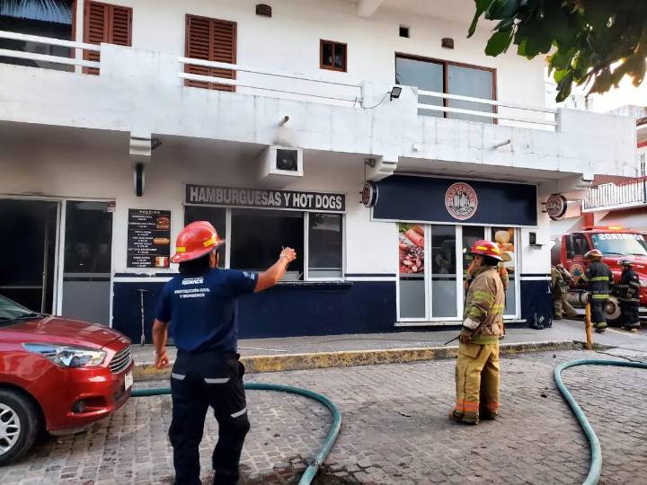 Sofocan incendio en negocio del centro de Puerto Vallarta; se debió a corto circuito
