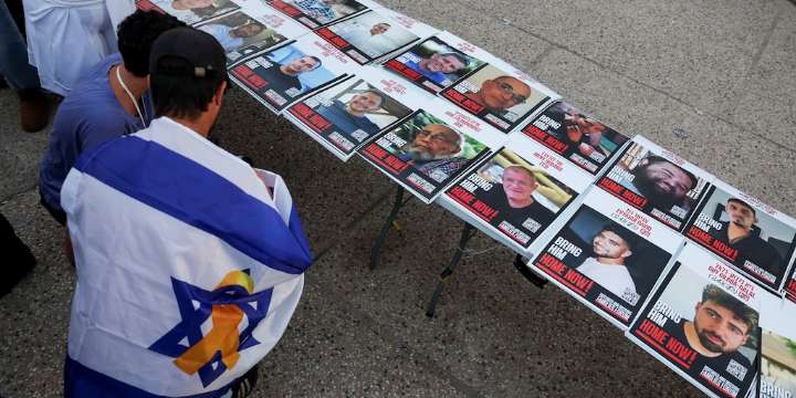 Alarma entre los familiares de los rehenes fallecidos que siguen en Gaza: Hamas solo entregará cuatro de los 28 cuerpos este lunes