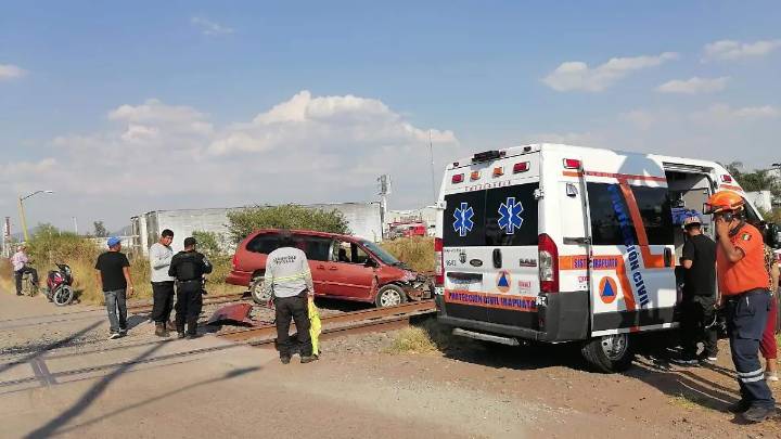 Impacta tren a camioneta que intento ganarle el paso en la comunidad Cuarta Brigada