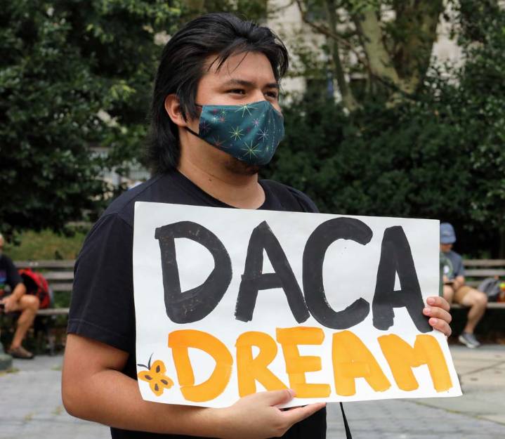 Una jueza ordena la liberación de una mexicana detenida a pesar de estar amparada por DACA