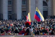 Venezolanos se reúnen en la plaza San Pedro para la canonización