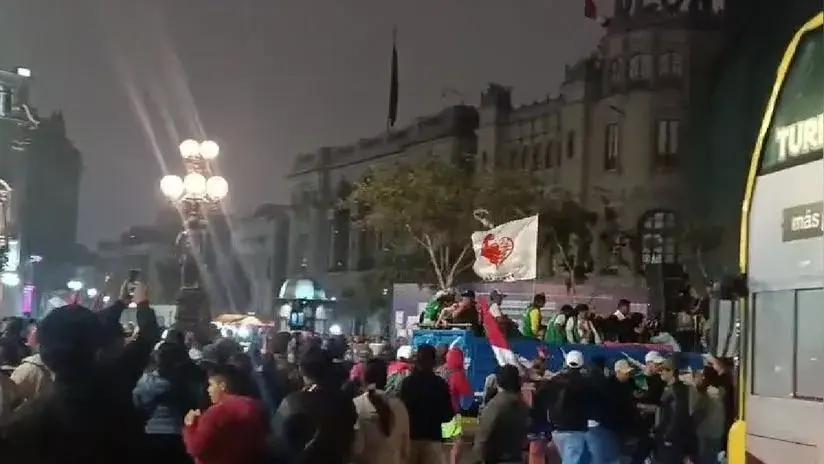 Manifestantes lanzan botellas y critican al alcalde de Pataz por reunirse con el presidente José Jerí [VIDEOS]