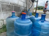 Vecinos deben recorrer largas distancias cargando botellones