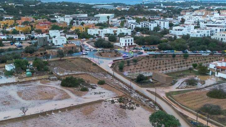 Prohens y técnicos de Emergencias, encerrados en un avión por el temporal en Ibiza
