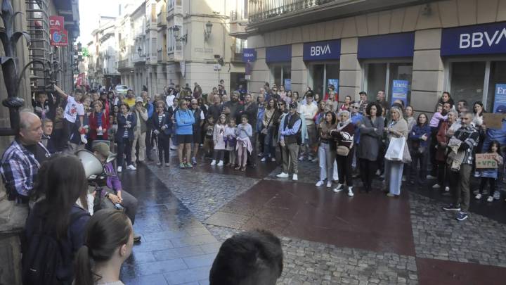 Jaca protesta por el cierre de una tienda familiar que se convertirá en viviendas turísticas